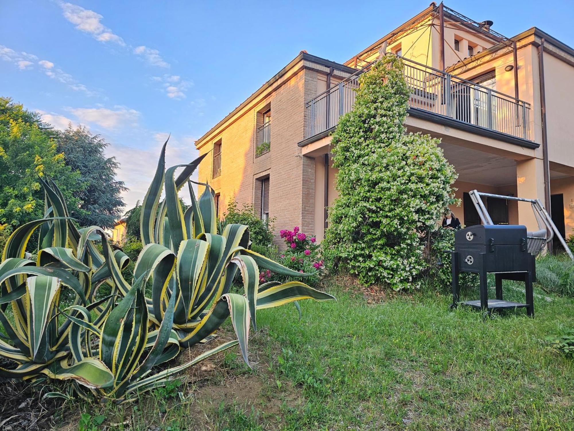 Casa Vincenzo 130 Mq Con Portico Ed Ingresso Esclusivo Dal Giardino Villa Felino Ngoại thất bức ảnh